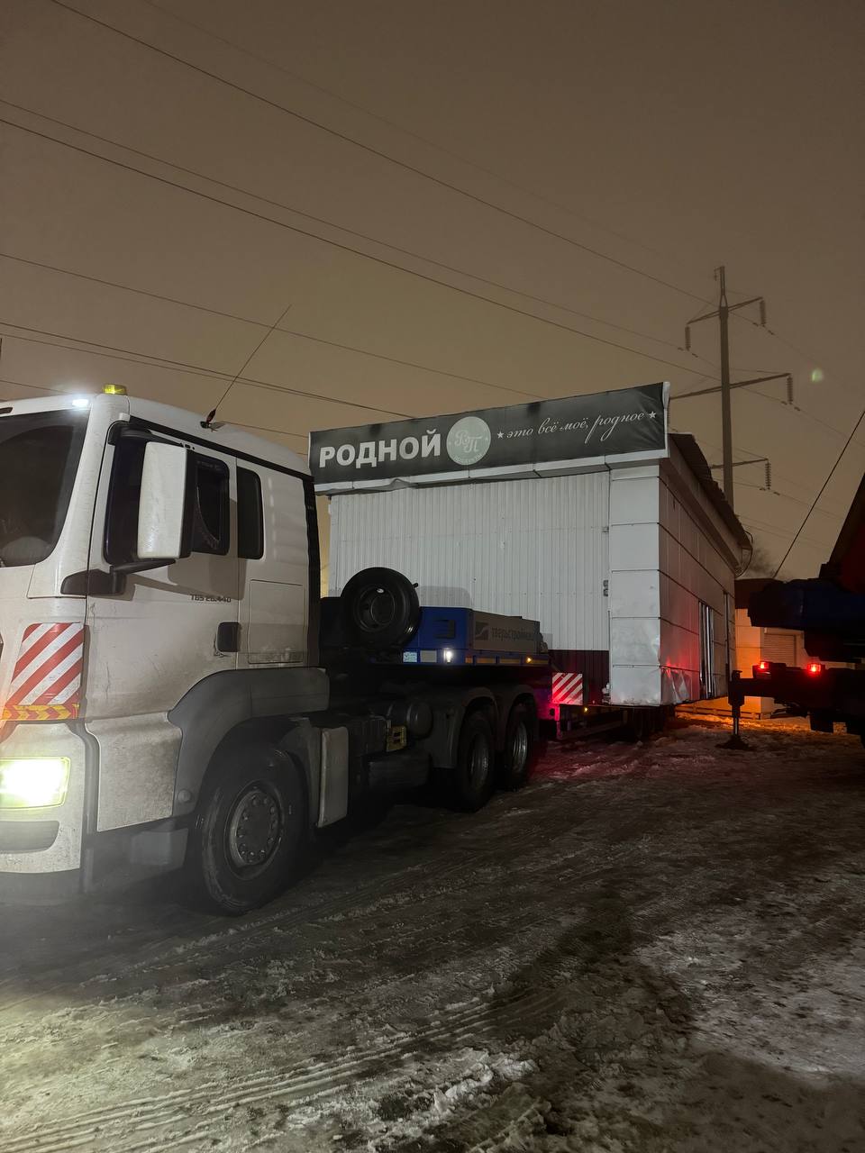 Перевозка крупного павильона ночью